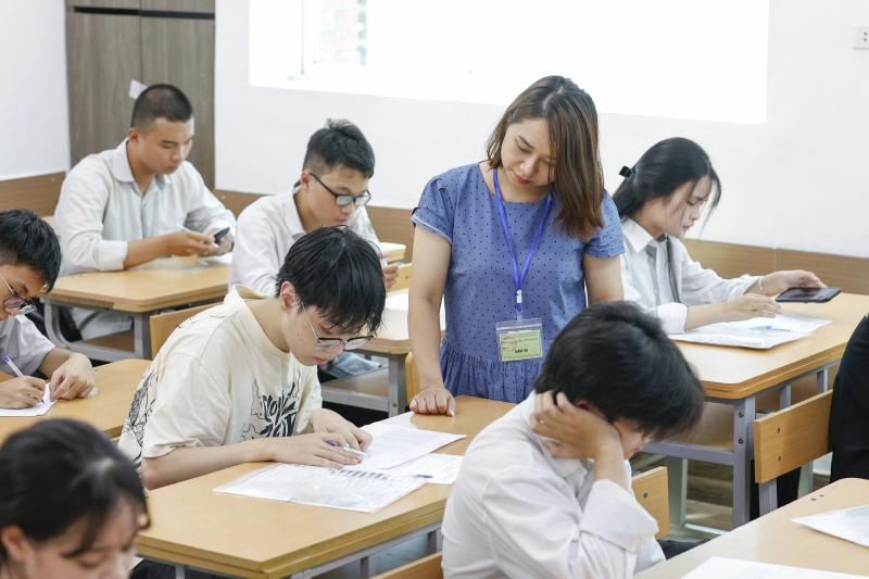 Thí sinh Hà Nội chuẩn bị cho kỳ thi tốt nghiệp THPT 2025 dưới nắng nóng - Ảnh 8.