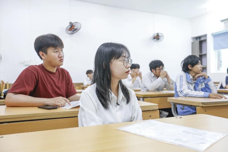 Thí sinh Hà Nội chuẩn bị cho kỳ thi tốt nghiệp THPT 2025 dưới nắng nóng - Ảnh 11.