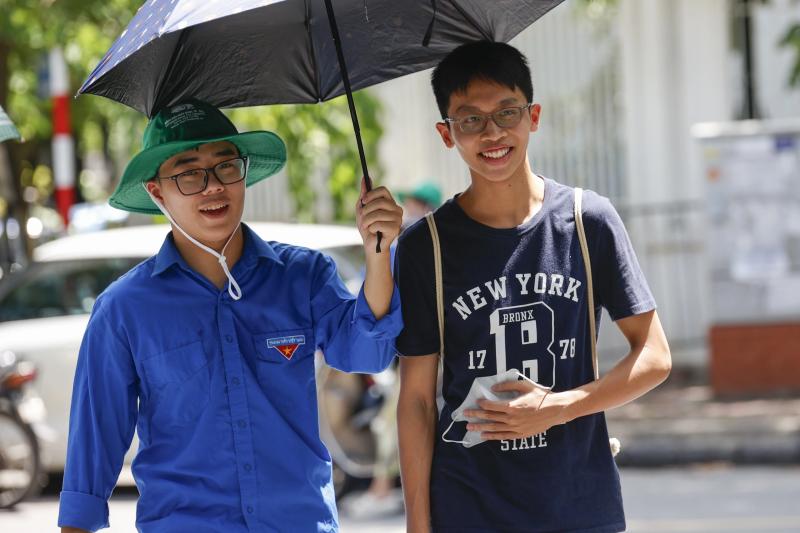Thí sinh Hà Nội chuẩn bị cho kỳ thi tốt nghiệp THPT 2025 dưới nắng nóng - Ảnh 1.