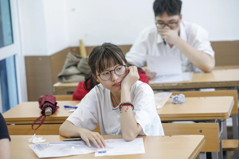 Thí sinh Hà Nội chuẩn bị cho kỳ thi tốt nghiệp THPT 2025 dưới nắng nóng - Ảnh 10.