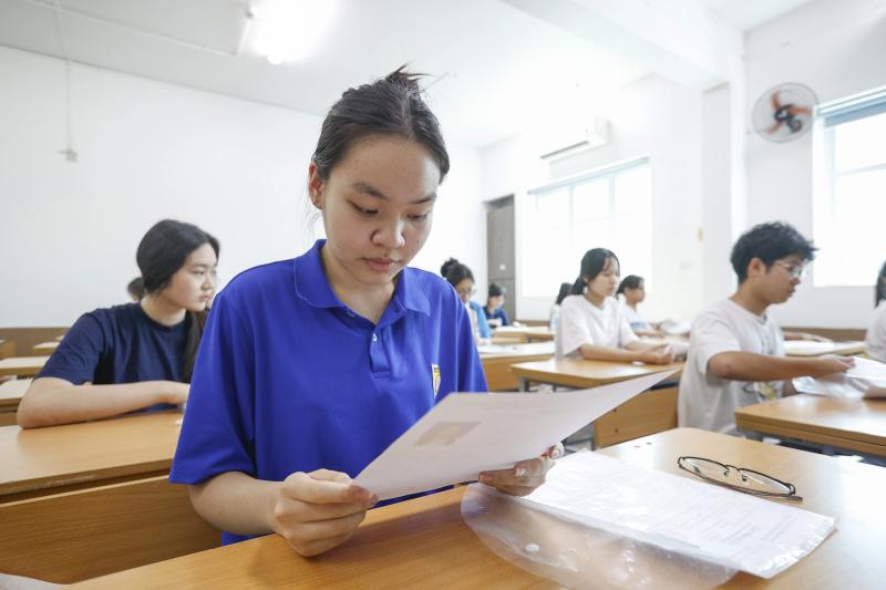 Thí sinh Hà Nội chuẩn bị cho kỳ thi tốt nghiệp THPT 2025 dưới nắng nóng - Ảnh 9.