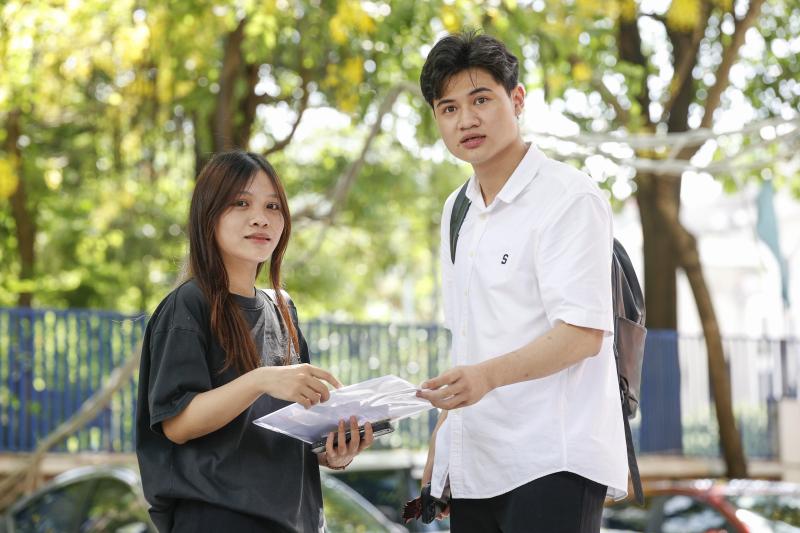 Thí sinh Hà Nội chuẩn bị cho kỳ thi tốt nghiệp THPT 2025 dưới nắng nóng - Ảnh 5.