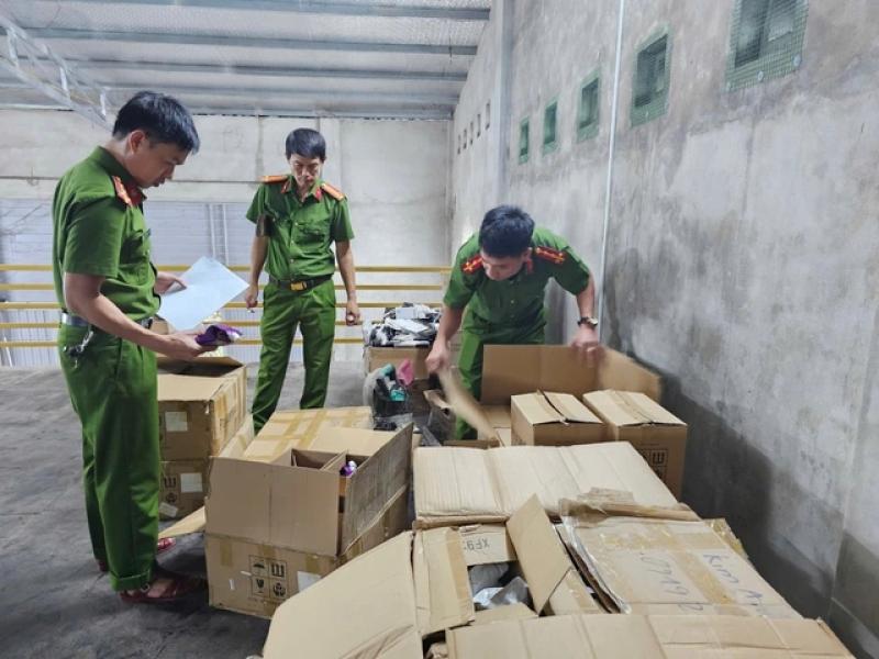 Quảng Trị: Phát hiện kho mỹ phẩm lậu hơn 2,5 tấn ở TP.Đông Hà- Ảnh 2.