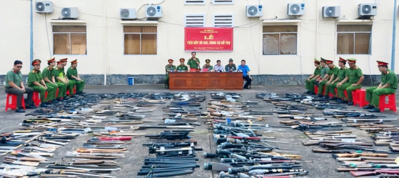 Bạc Liêu: Tiêu hủy hơn 1.300 vũ khí, công cụ hỗ trợ  - Ảnh 1.