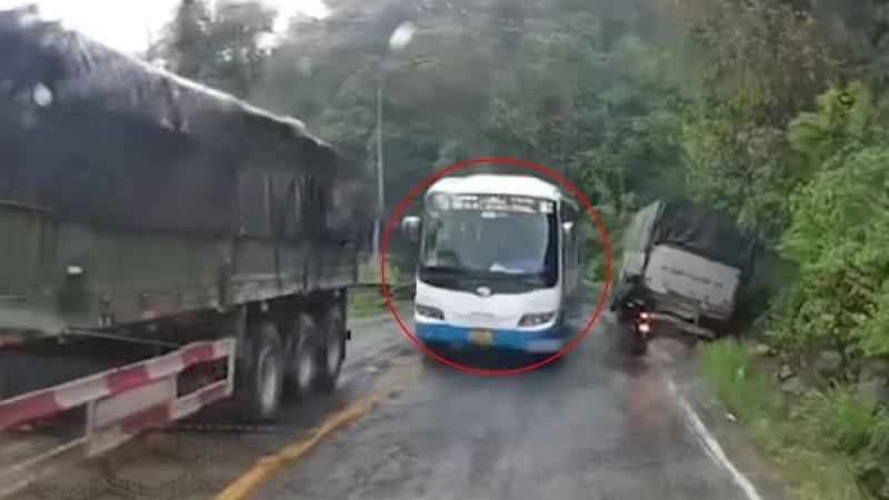 Hành vi vượt xe 'vô tội vạ' bị phạt nặng ra sao? - Ảnh 1.