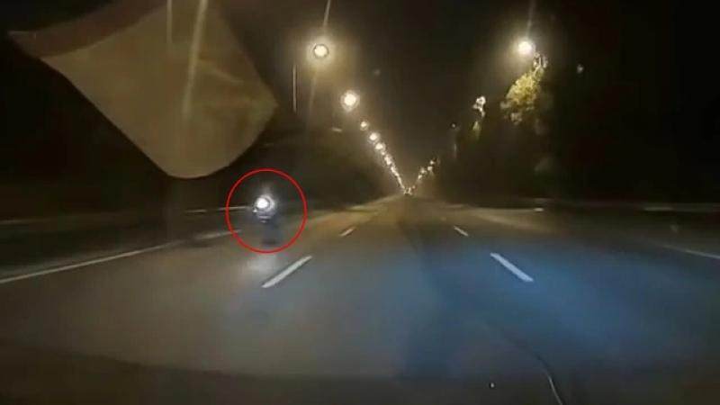 'Thót tim' xe máy phóng ngược chiều trên cao tốc, suýt đâm trực diện ô tô con - Ảnh 1.
