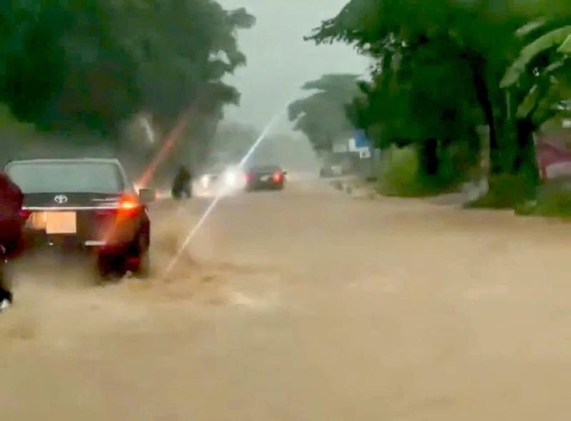 Mưa lớn làm tràn đường Hồ Chí Minh và ngập đồng ruộng ở Quảng Bình, Quảng Trị- Ảnh 1.