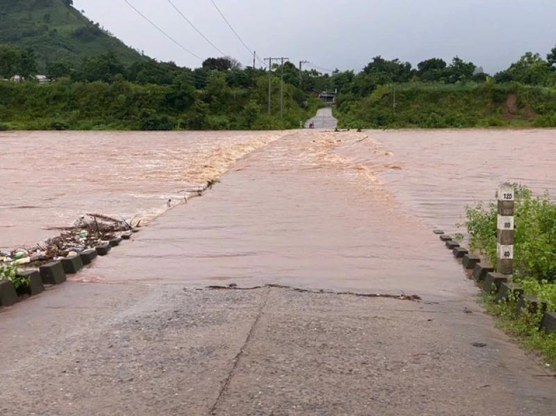 Mưa lớn làm tràn đường Hồ Chí Minh và ngập đồng ruộng ở Quảng Bình, Quảng Trị- Ảnh 3.