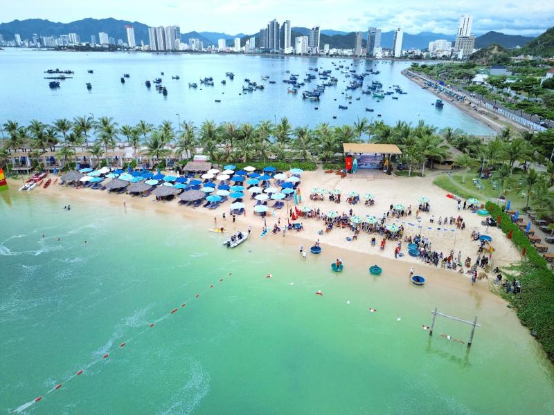 Khoảnh khắc đẹp tại giải bơi thúng, lắc thúng trên biển Nha Trang- Ảnh 2.
