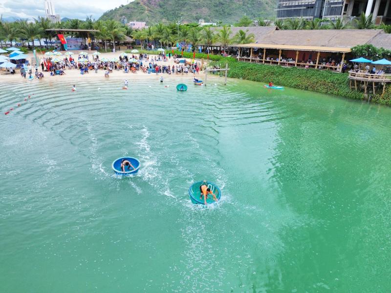 Khoảnh khắc đẹp tại giải bơi thúng, lắc thúng trên biển Nha Trang- Ảnh 8.
