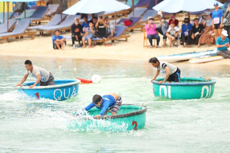 Khoảnh khắc đẹp tại giải bơi thúng, lắc thúng trên biển Nha Trang- Ảnh 4.