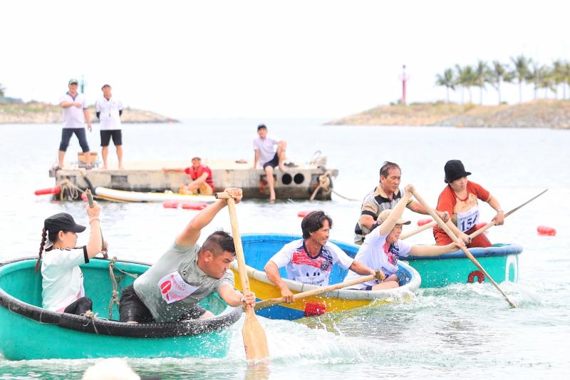 Khoảnh khắc đẹp tại giải bơi thúng, lắc thúng trên biển Nha Trang- Ảnh 6.