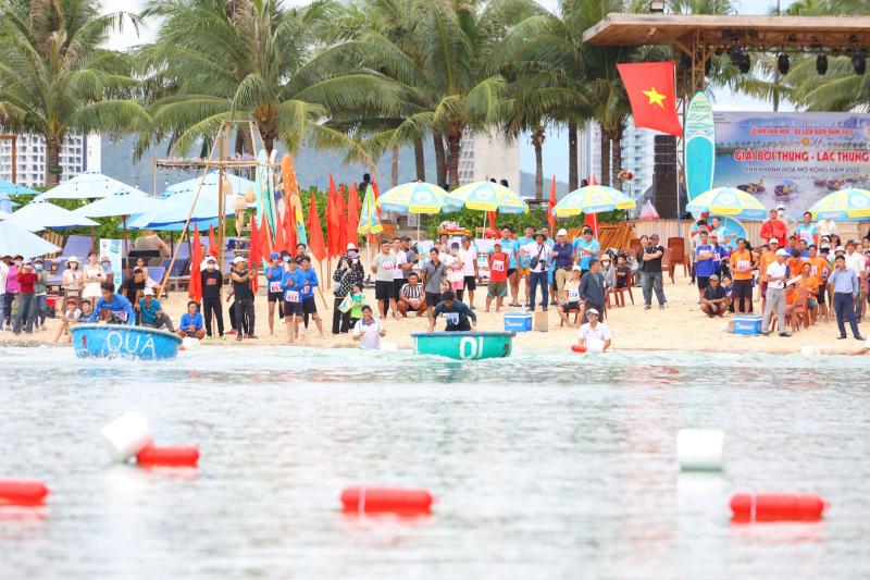 Khoảnh khắc đẹp tại giải bơi thúng, lắc thúng trên biển Nha Trang- Ảnh 1.