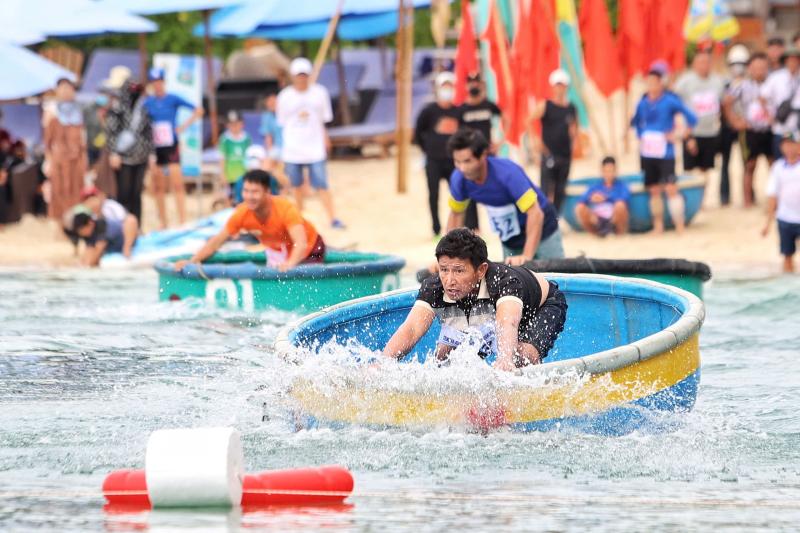 Khoảnh khắc đẹp tại giải bơi thúng, lắc thúng trên biển Nha Trang- Ảnh 3.