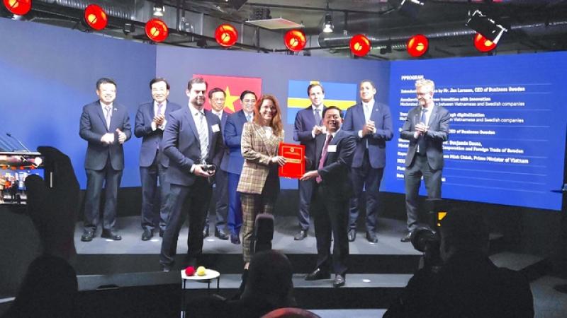Trao giấy chứng nhận đăng ký đầu tư 1 tỉ USD cho doanh nghiệp Thụy Điển- Ảnh 1.