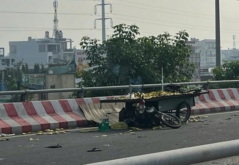 TP.HCM: Tai nạn trên cầu Bình Lợi, người bán trái cây tử vong- Ảnh 1.