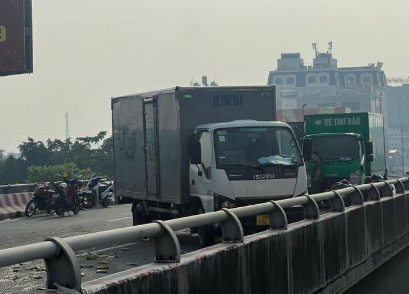 TP.HCM: Tai nạn trên cầu Bình Lợi, người bán trái cây tử vong- Ảnh 2.