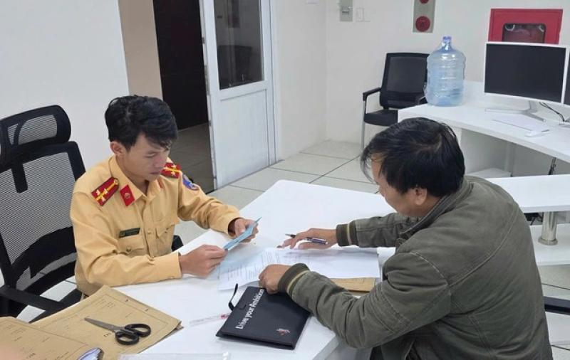 Tài xế vượt đèn đỏ cứu người: Hành động nhân văn đáng ghi nhận- Ảnh 1.