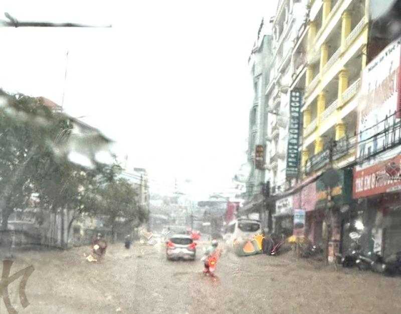 Đà Lạt mưa lớn như trút nước, nhiều tuyến đường ngập nặng- Ảnh 1.