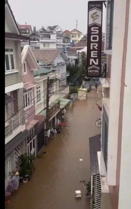 Đà Lạt mưa lớn như trút nước, nhiều tuyến đường ngập nặng- Ảnh 5.