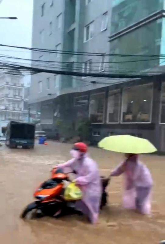 Đà Lạt mưa lớn như trút nước, nhiều tuyến đường ngập nặng- Ảnh 4.