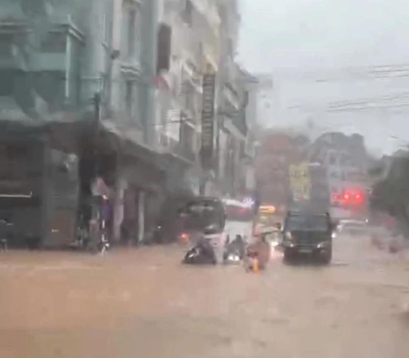Đà Lạt mưa lớn như trút nước, nhiều tuyến đường ngập nặng- Ảnh 11.