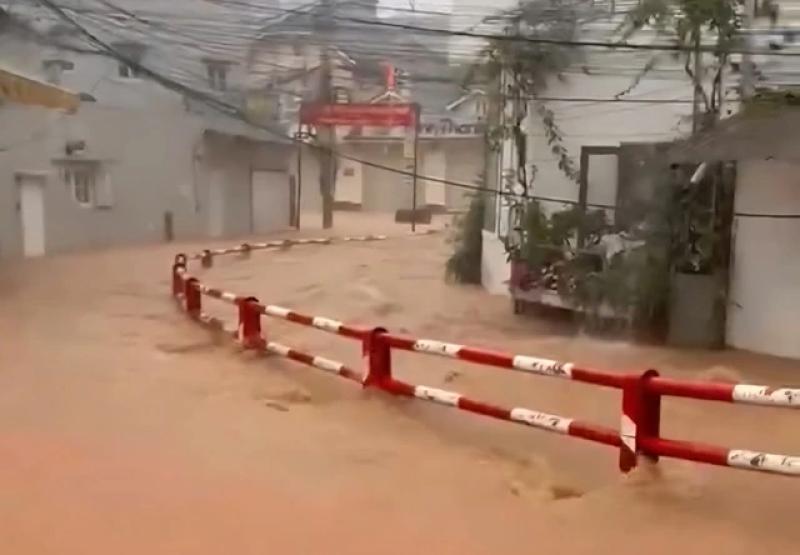 Đà Lạt mưa lớn như trút nước, nhiều tuyến đường ngập nặng- Ảnh 13.
