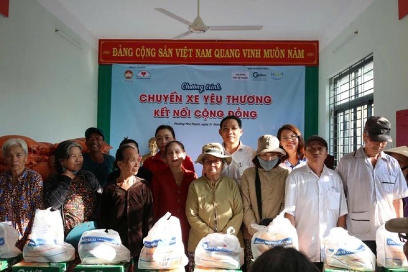 Chuyến xe yêu thương mang quà đến người nghèo tại TP . Tuy hòa , Phú Yên - Ảnh 1.