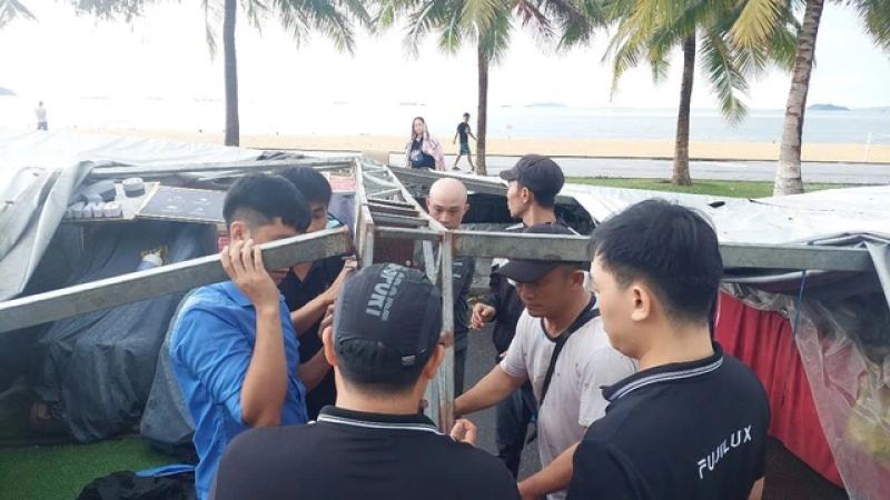 Mưa gió làm sập nhiều gian hàng tại hội chợ ở Quy Nhơn - Ảnh 3.