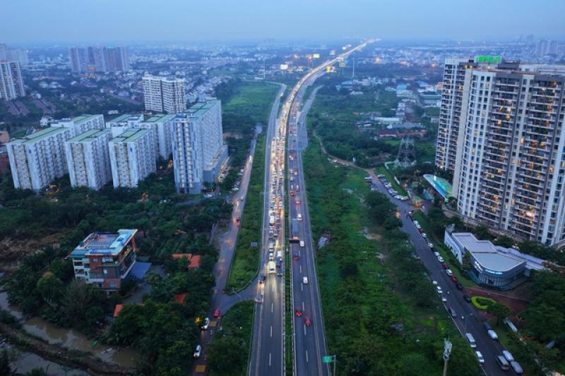 Hai ô tô tông nhau trên cao tốc TP.HCM - Long Thành, giao thông ùn ứ- Ảnh 2.