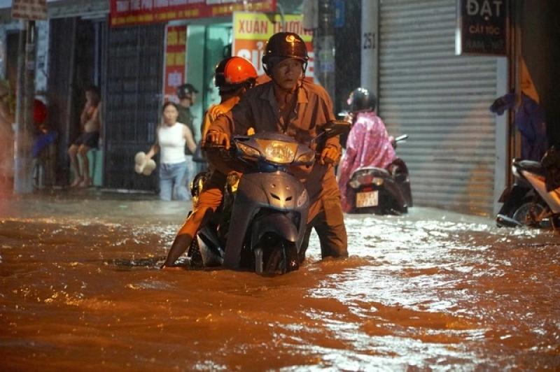 TP.HCM mây đen ngập trời, gió rít liên hồi; nơi nào sắp mưa?  - Ảnh 1.