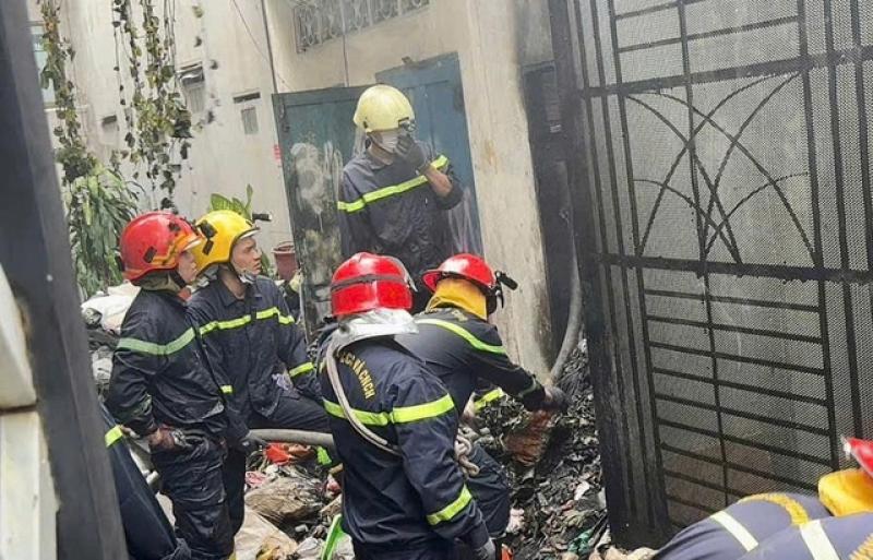 TP.HCM: Cháy nhà lúc 4 giờ sáng, 2 chị em được hàng xóm cứu- Ảnh 1.