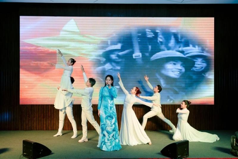 Thanh Ngọc, Duyên Quỳnh diện áo dài, khoe giọng cao vút trên sân khấu sinh viên- Ảnh 3.