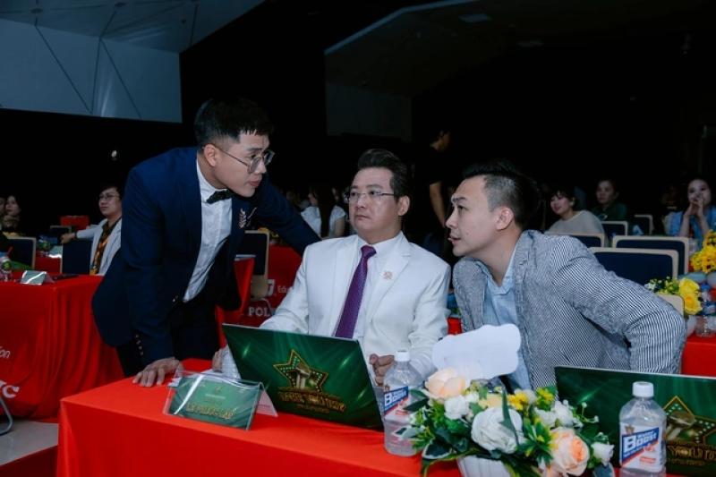 Thanh Ngọc, Duyên Quỳnh diện áo dài, khoe giọng cao vút trên sân khấu sinh viên- Ảnh 4.