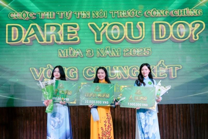 Thanh Ngọc, Duyên Quỳnh diện áo dài, khoe giọng cao vút trên sân khấu sinh viên- Ảnh 1.