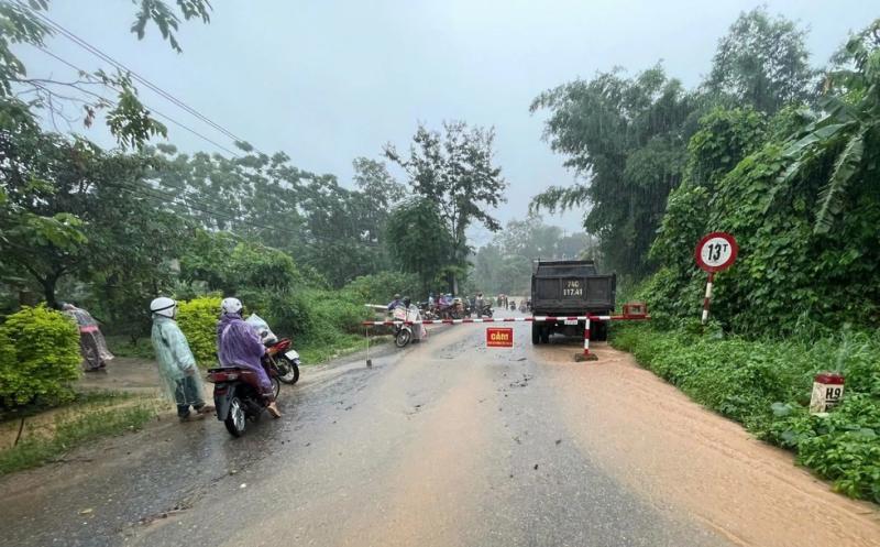 Mưa lớn gây chia cắt nhiều tuyến đường vùng biên giới Quảng Trị - Ảnh 2.