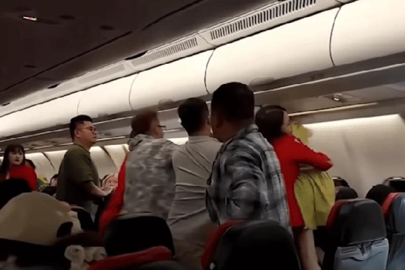 Đánh nhau trên máy bay: Hành khách Trung Quốc hỗn loạn trên chuyến bay AirAsia X - Ảnh 1.