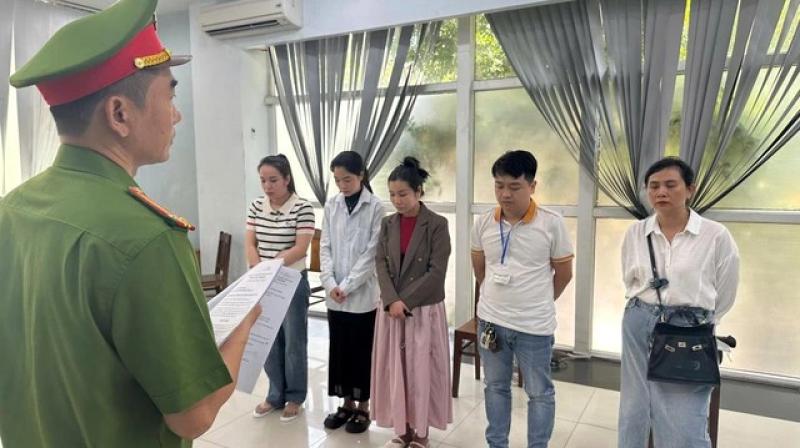 Bác sĩ dỏm chưa học hết THPT, hành hạ bệnh nhân để moi tiền- Ảnh 1.