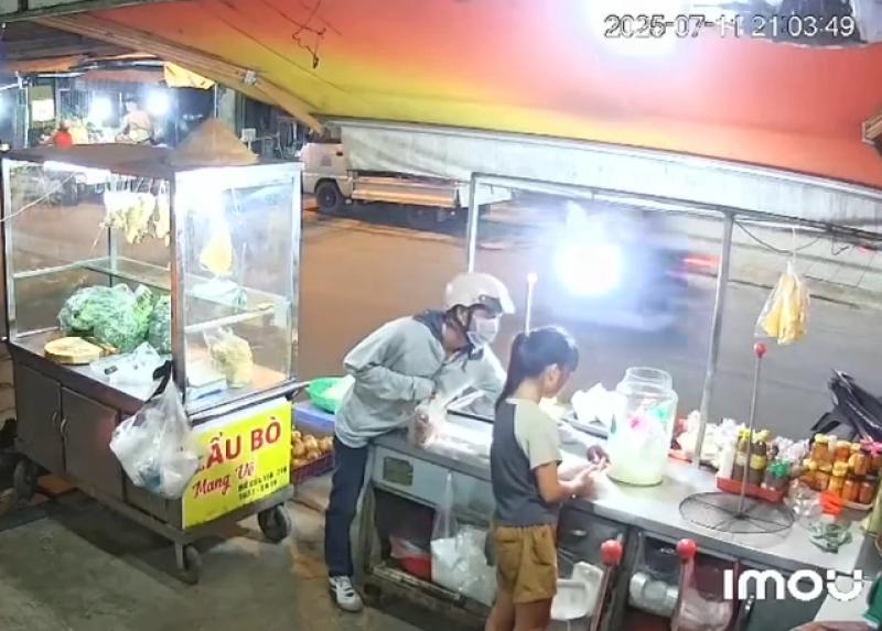 TP.HCM: Công an xác minh clip dàn cảnh mua đồ lừa bé gái 11 tuổi lấy tiền- Ảnh 1.