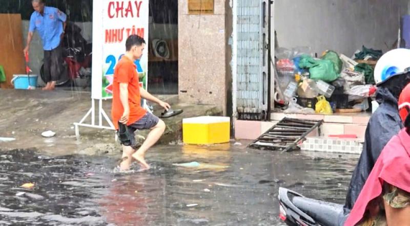 Mưa lớn, đường ngập nước sâu, người dân bị cuốn trôi tài sản- Ảnh 6. Mưa lớn, đường ngập nước sâu, người dân bị cuốn trôi tài sản- Ảnh 6.