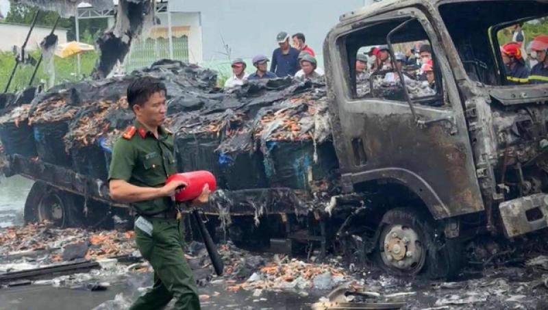 Tai nạn tại Cà Mau: 2 người tử vong tại chỗ, 2 xe cháy rụi- Ảnh 3.