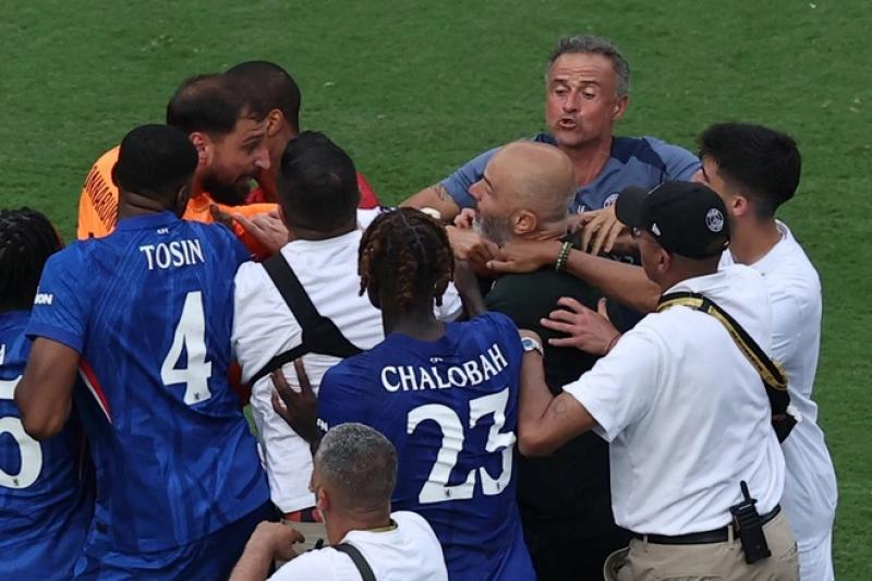 ‘Nạn nhân’ của cú tát lên tiếng, sếp lớn PSG vẫn bảo vệ tuyệt đối HLV Enrique- Ảnh 5. ‘Nạn nhân’ của cú tát lên tiếng, sếp lớn PSG vẫn bảo vệ tuyệt đối HLV Enrique- Ảnh 5.
