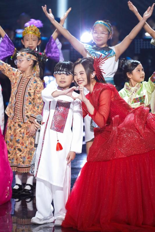 Phương Mỹ Chi hát hit 'Lạc trôi', vào top 3 show âm nhạc ‘Sing! Asia’- Ảnh 3. Phương Mỹ Chi hát hit 'Lạc trôi', vào top 3 show âm nhạc ‘Sing! Asia’- Ảnh 3.