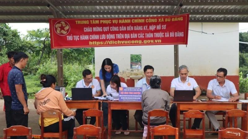 Đưa dịch vụ hành chính công về thôn ấp để phục vụ người dân tốt hơn - Ảnh 1. Đưa dịch vụ hành chính công về thôn ấp để phục vụ người dân tốt hơn - Ảnh 1.
