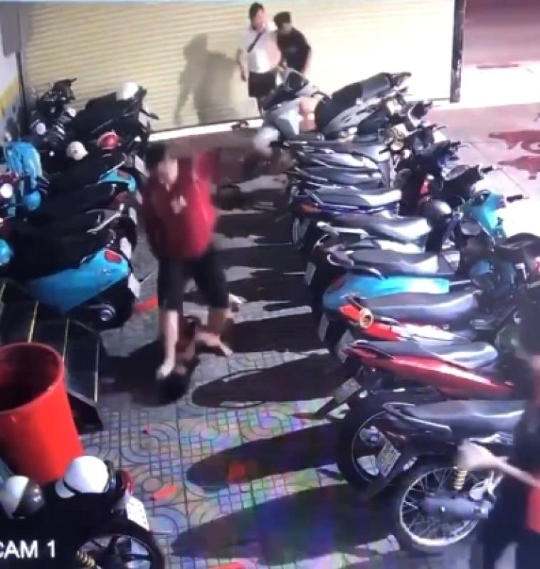 TP.HCM: Phẫn nộ clip người đàn ông đánh đập dã man 2 thiếu niên- Ảnh 1.