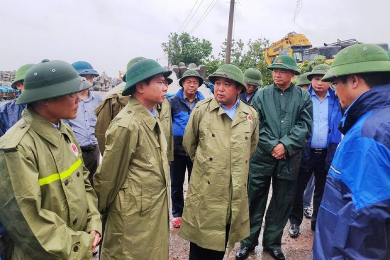 Quyền Bộ trưởng Bộ NN - MT kiểm tra ứng phó bão Wipha tại Ninh Bình - Ảnh 1.