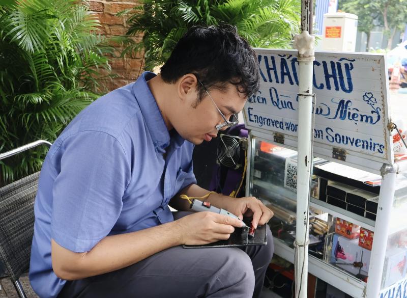 Sống ở TP.HCM: Truyền nhân của người thợ khắc chữ trên quà tặng cựu Tổng thống Mỹ- Ảnh 7.