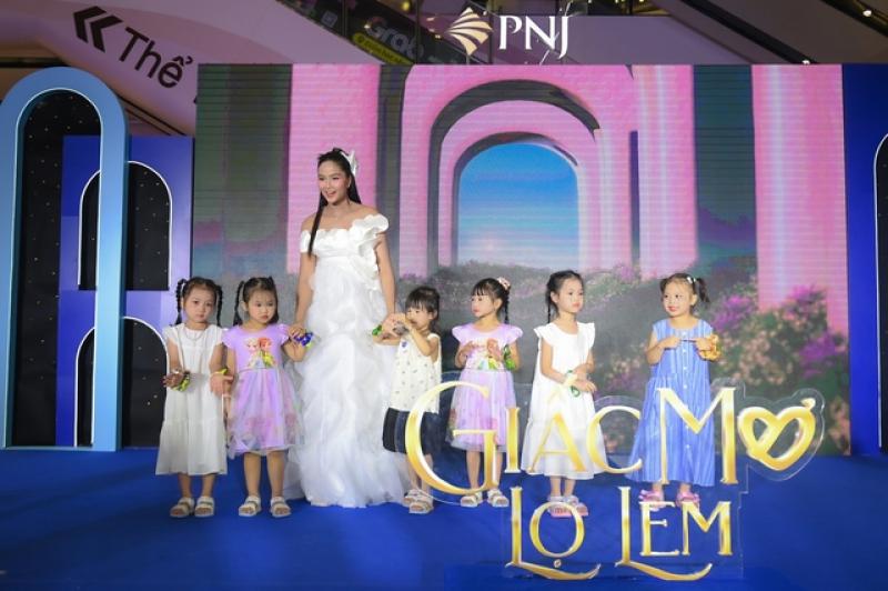 100 bé gái lần đầu 'lột xác' trên sàn diễn tại ngày hội Giấc Mơ Lọ Lem- Ảnh 8.