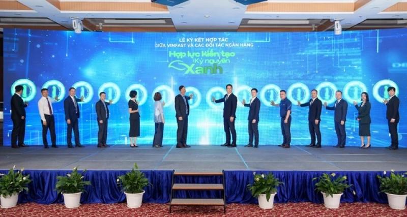 Vì sao ngân hàng mạnh tay hỗ trợ người dân đổi xe xăng sang xe điện?- Ảnh 1.