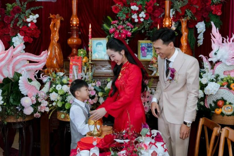Lan tỏa trên mạng xã hội: Cậu bé nuôi heo đất làm quà cưới tặng chị gái - Ảnh 1.